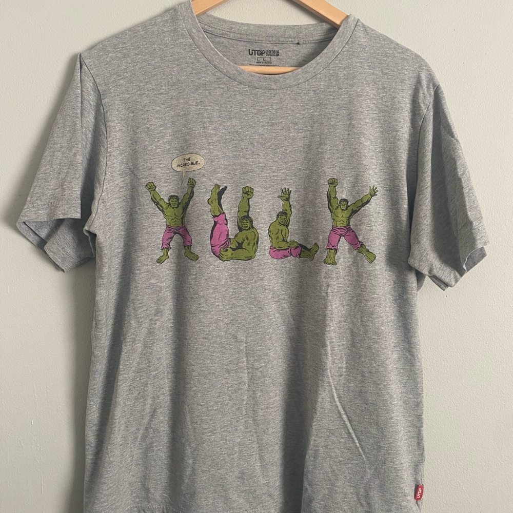 Uniqlo Marvel t shirt Incredible Hulk spell out size large